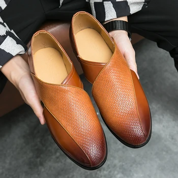 Сандалии Мужские Лето 2023, мужские дышащие кожаные сандалии без застежки из британской ткани, Удобная обувь для вождения, Пляжная обувь